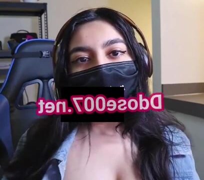 Youtuber Zara Dar shows off her big breasts while live streaming!!!